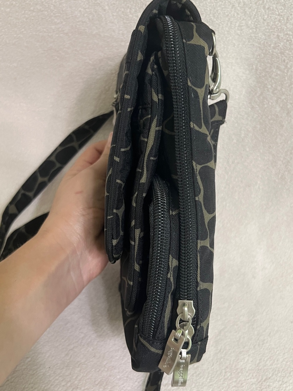 Baggallini Black Giraffe Print Crossbody Bag Small Water Resistant - Picture 11 of 16